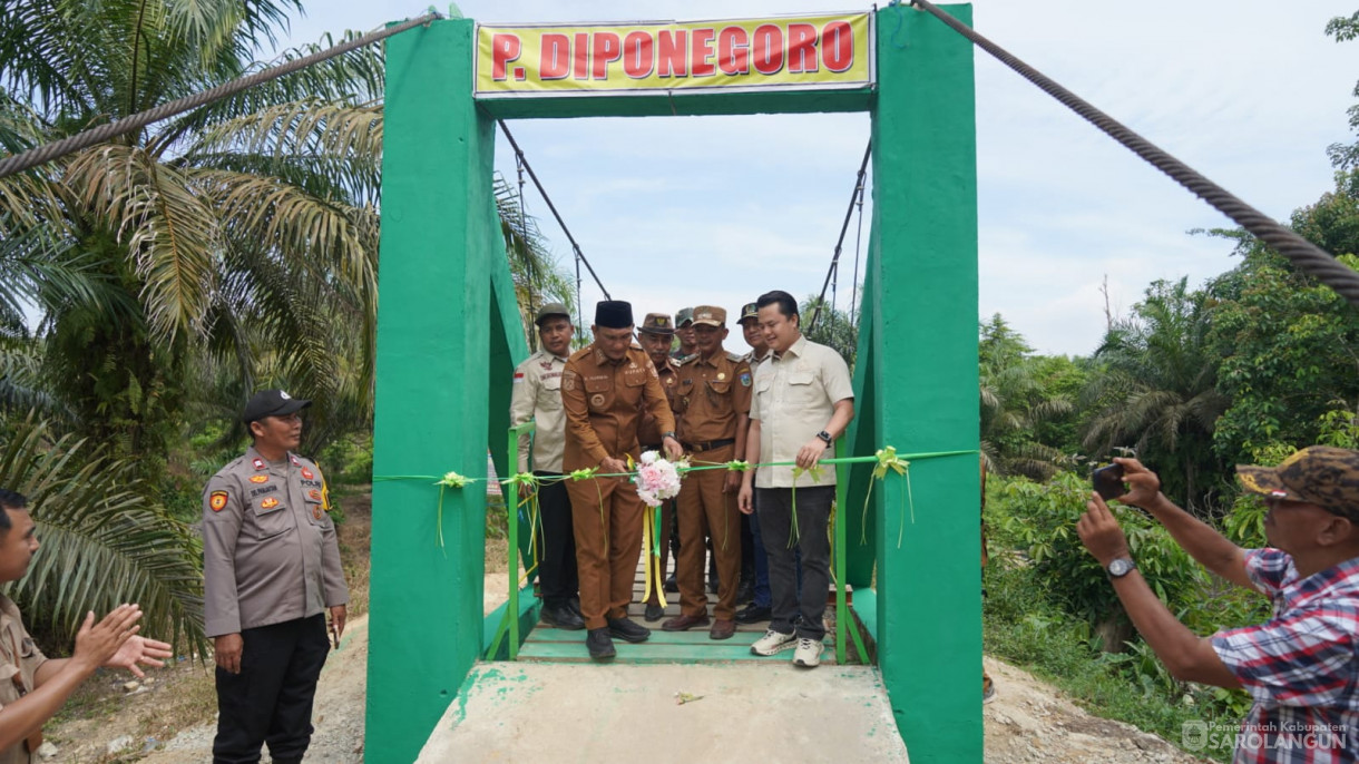Acara Panen Raya Jagung dan Peresmian Jembatan Gantung Sepanjang 35 Meter di Desa Sungai Merah Kec. Pelawan