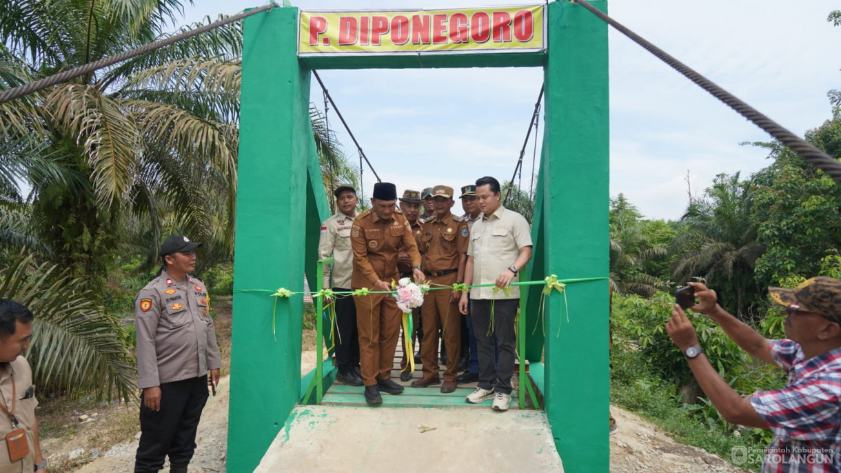 Acara Panen Raya Jagung dan Peresmian Jembatan Gantung Sepanjang 35 Meter di Desa Sungai Merah Kec. Pelawan