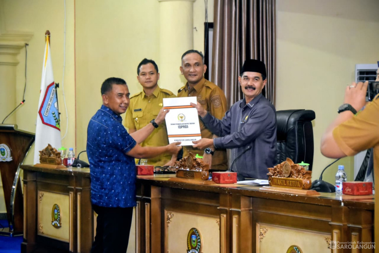 15 September 2025&nbsp; Rapat Paripurna Tingkat 1 Tahap 2 Pandangan Umum Fraksi Fraksi Terhadap Raperda Kabupaten Sarolangun Tahun 2025