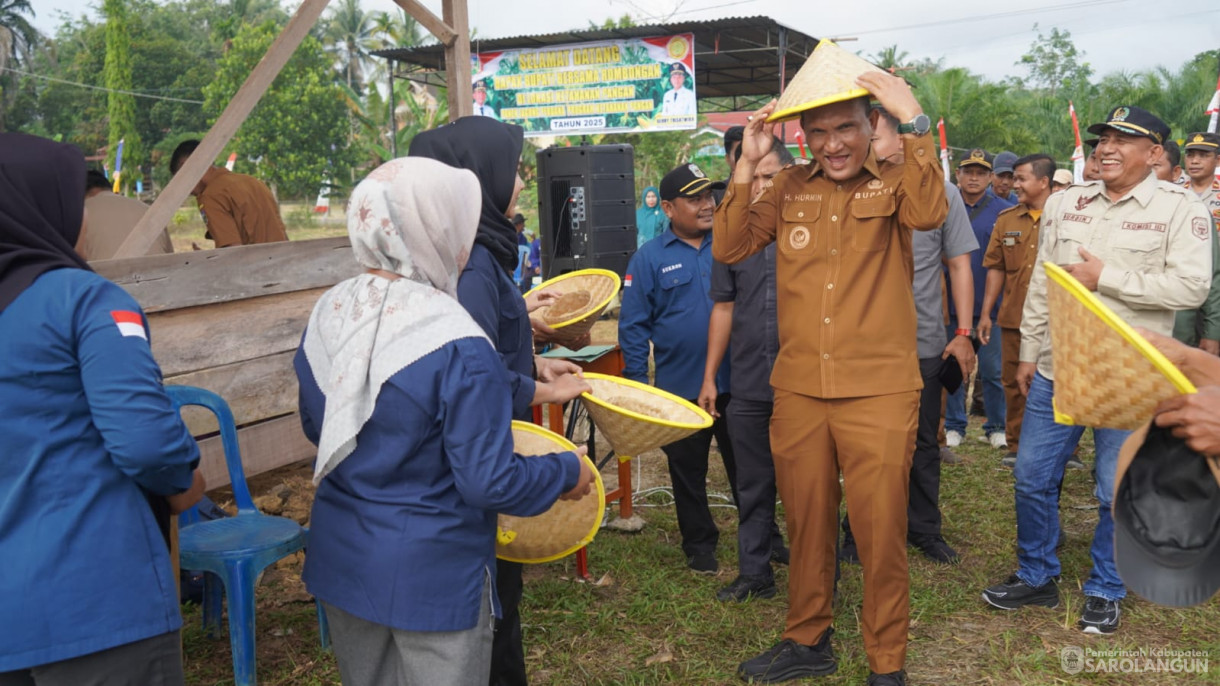 Acara Panen Raya Jagung dan Peresmian Jembatan Gantung Sepanjang 35 Meter di Desa Sungai Merah Kec. Pelawan