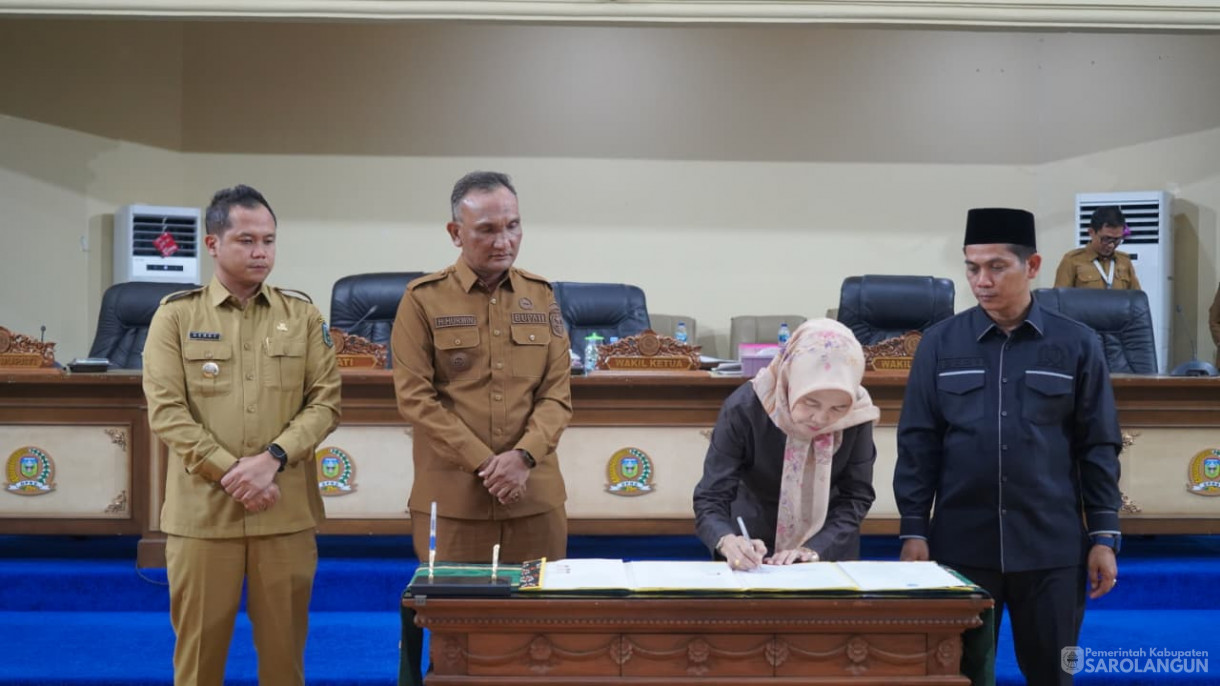16 September 2025&nbsp; Penandatanganan Kesepakatan Dan Persetujuan Bersama Terhadap Empat Rancangan Perubahan Daerah Diluar Propemperda Kabupaten Sarolangun Tahun 2025
