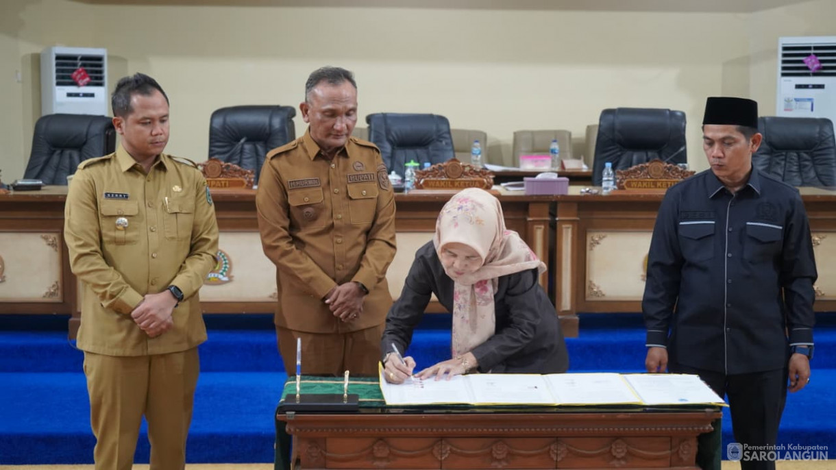 16 September 2025&nbsp; Penandatanganan Kesepakatan Dan Persetujuan Bersama Terhadap Empat Rancangan Perubahan Daerah Diluar Propemperda Kabupaten Sarolangun Tahun 2025