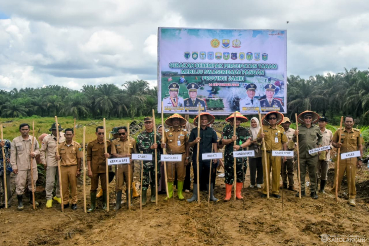 16 September 2025&nbsp; Tanam Padi Ladang Serentak SeProvinsi Jambi di Desa Baru Kecamatan Air Hitam