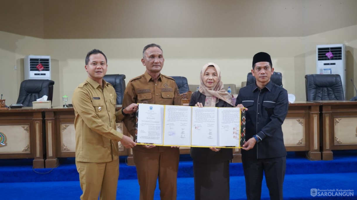 16 September 2025&nbsp; Penandatanganan Kesepakatan Dan Persetujuan Bersama Terhadap Empat Rancangan Perubahan Daerah Diluar Propemperda Kabupaten Sarolangun Tahun 2025