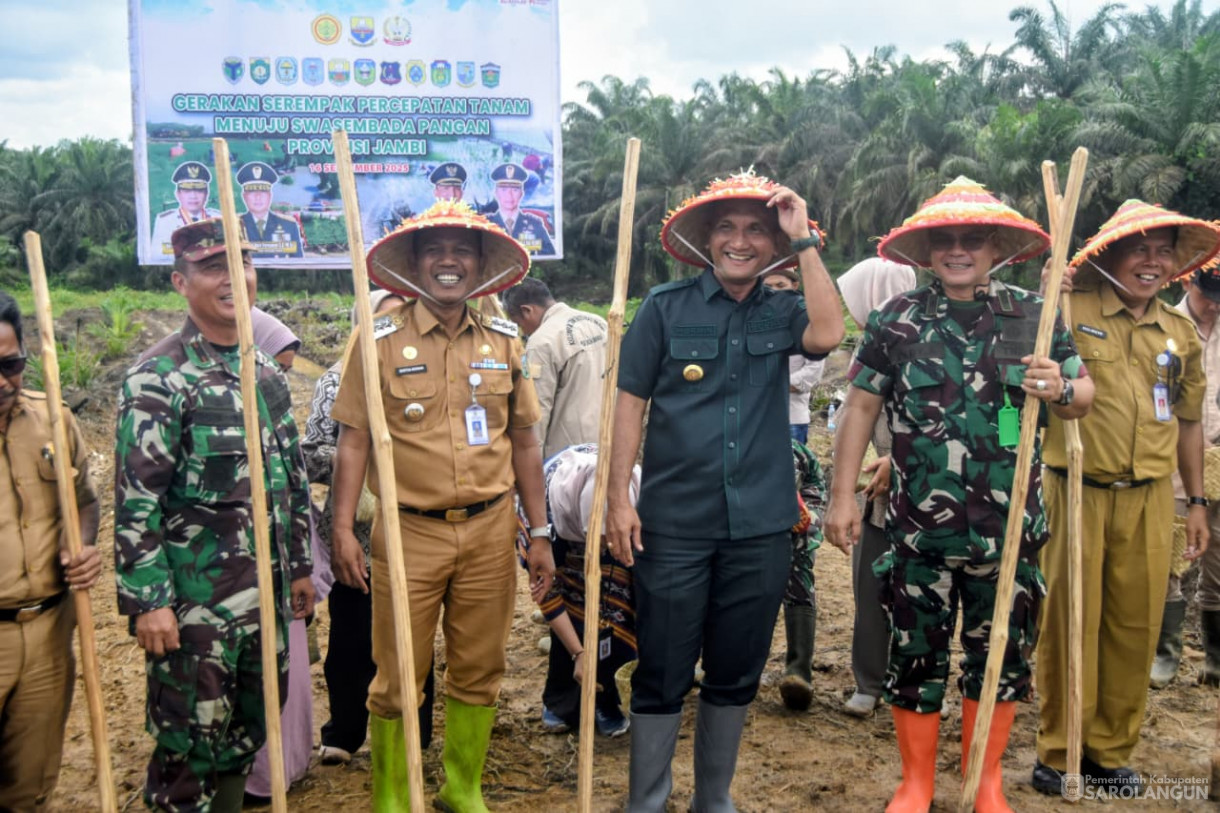 16 September 2025&nbsp; Tanam Padi Ladang Serentak SeProvinsi Jambi di Desa Baru Kecamatan Air Hitam