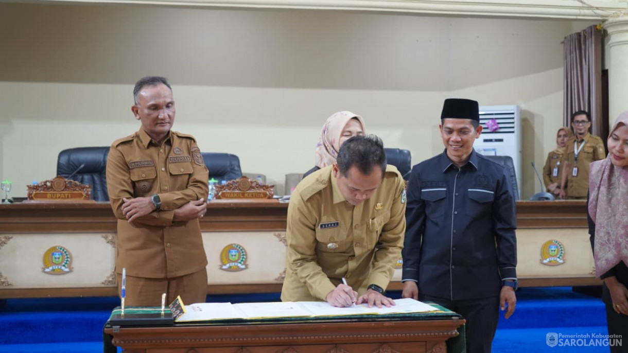 16 September 2025&nbsp; Penandatanganan Kesepakatan Dan Persetujuan Bersama Terhadap Empat Rancangan Perubahan Daerah Diluar Propemperda Kabupaten Sarolangun Tahun 2025