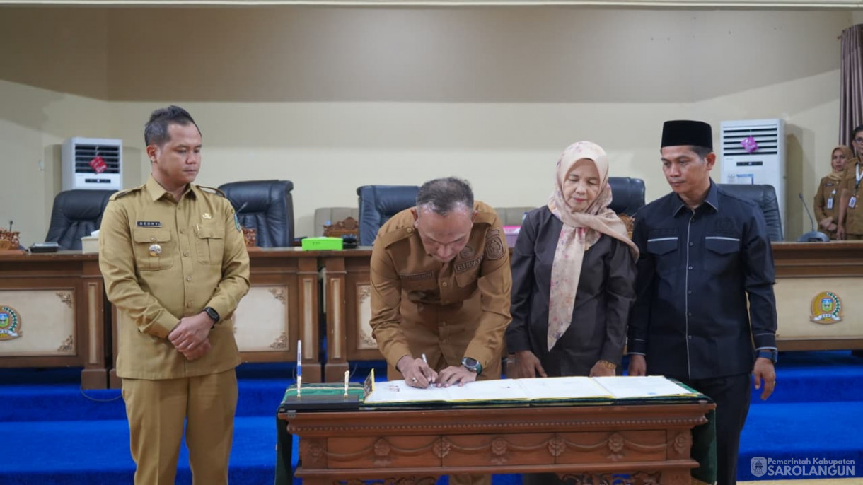 16 September 2025&nbsp; Penandatanganan Kesepakatan Dan Persetujuan Bersama Terhadap Empat Rancangan Perubahan Daerah Diluar Propemperda Kabupaten Sarolangun Tahun 2025