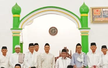 Wabup Gerry Trisatwika Pimpin Gemastajid dan Gotong Royong Bersama di Guruh Baru Mandiangin Timur, Perkuat Nilai Religius dan Kepedulian Sosial