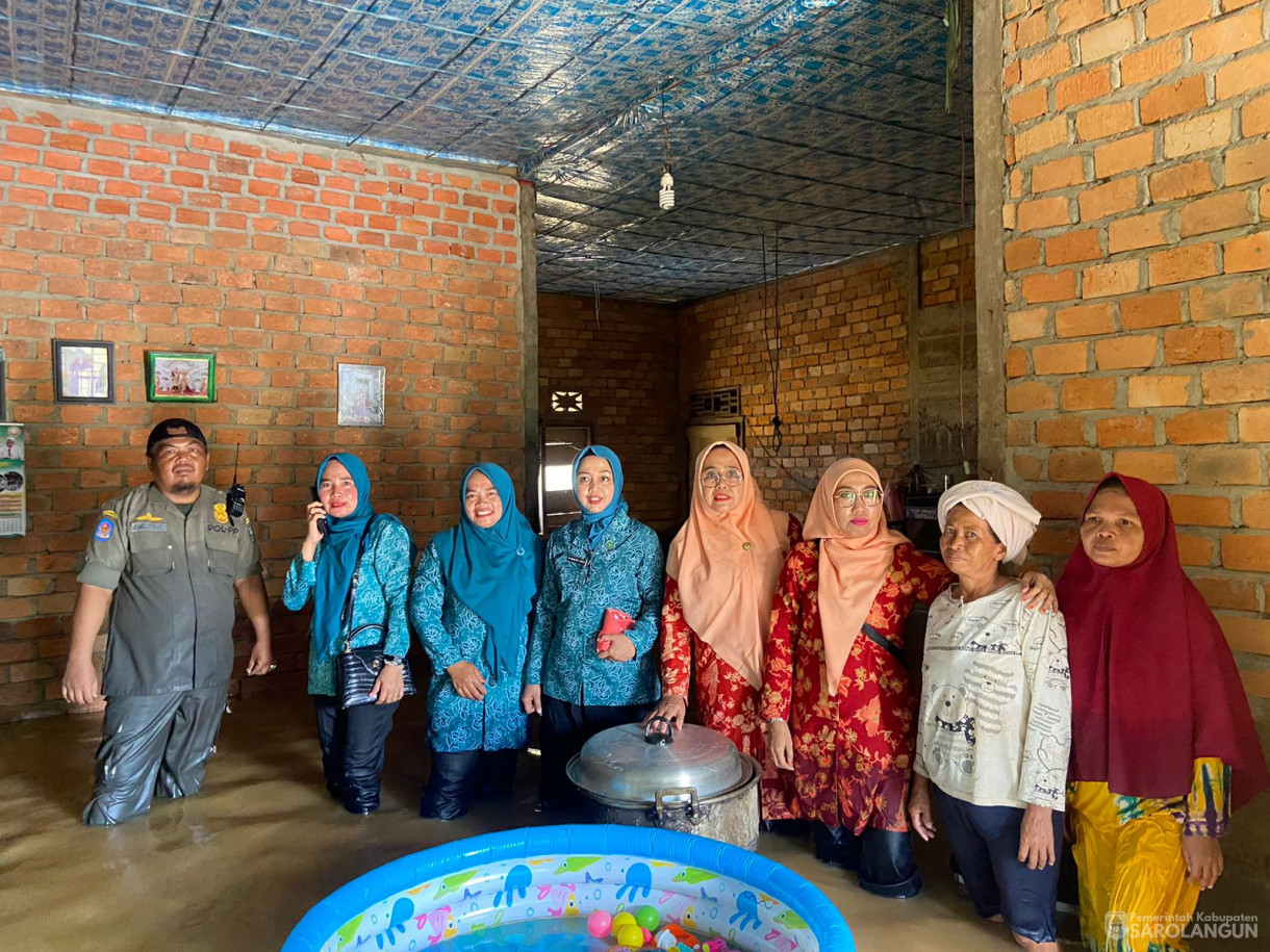 13 Januari 2024 - Ibu Penjabat Bupati Sarolangun selaku Ketua TP PKK beserta rombongan meninjau korban banjir di Kecamatan Sarolangun