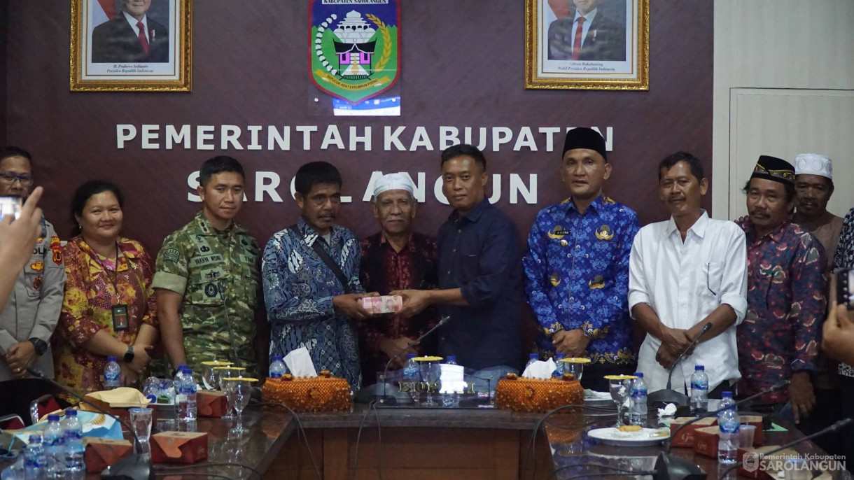 17 April 2026 Penandatanganan Surat Kesepakatan Perdamaian Antara Warga SAD dengan PT SAL di Ruang Pola Utama Kantor Bupati Sarolangun.