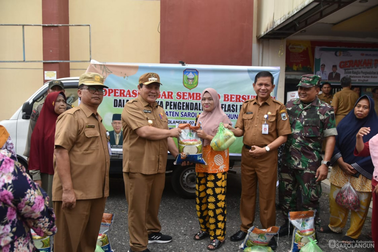 7 November 2023 - Penjabat Bupati Sarolangun Menghadiri Operasi Pasar Sembako Murah Di Ceria Toserba Sarolangun