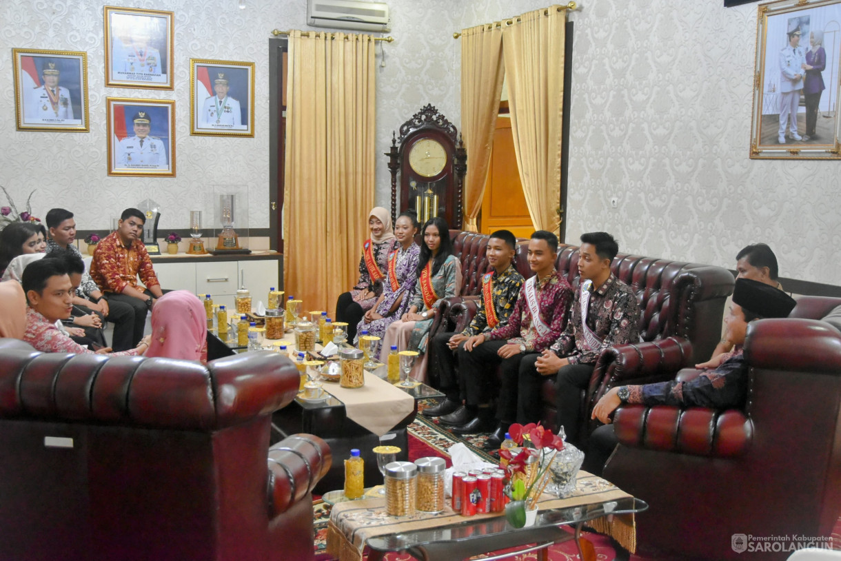 1 Juni 2024 -&nbsp;Makan Malam Bersama Finalis Bujang Gadis Kota Jambi Asal Sarolangun di Rumah Dinas Bupati Sarolangun