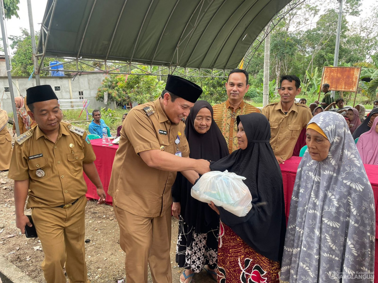 14 November 2023 - Penyerahan Bantuan Sembako Program Penanggulangan Kemiskinan Ekstrim di desa Gurun Tuo Kecamatan Mandiangin