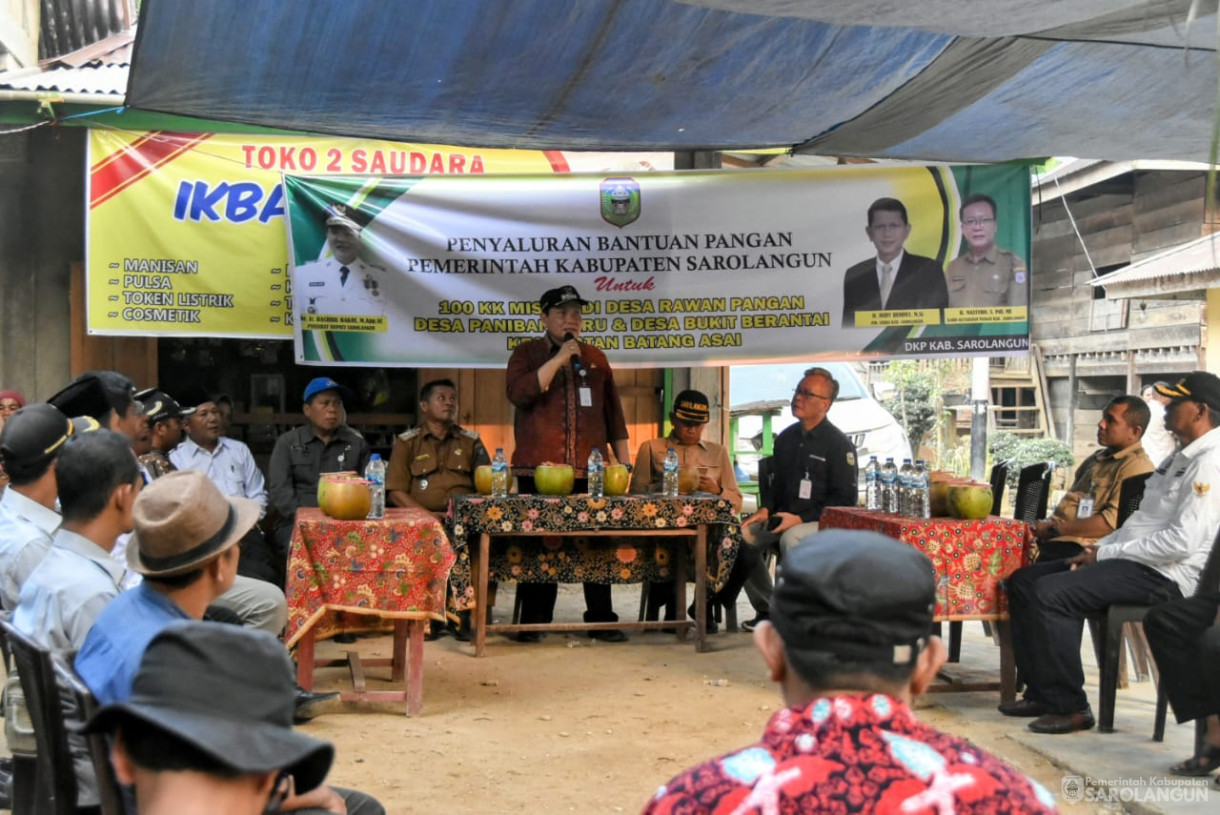 5 Oktober 2023 - Penjabat Bupati Sarolangun Melakukan Penyerahan Bantuan Pangan Berupa Beras Untuk 50 KK di Desa Paniban Baru dan Desa Bukit Berantai Kecamatan Batang Asai