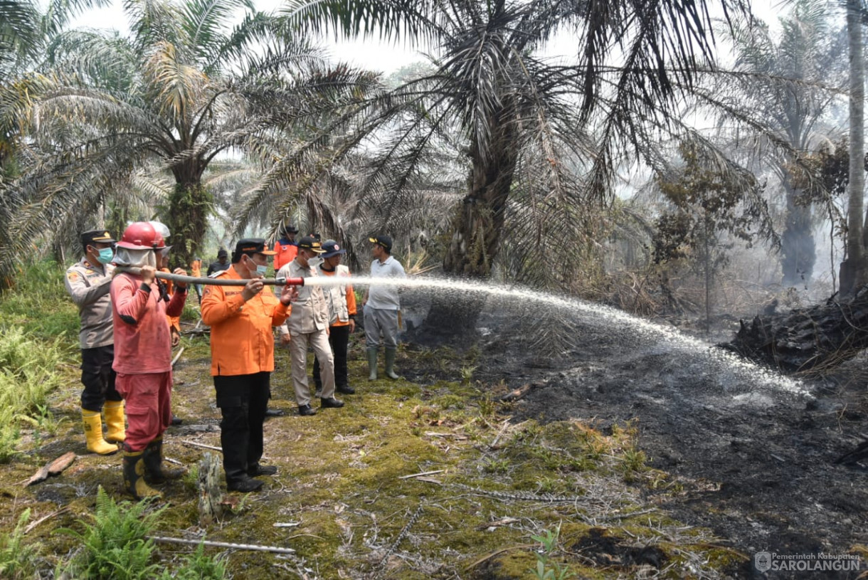 1 Oktober 2023 - Penjabat Bupati Sarolangun Meninjau Lokasi Karhutla di Desa Sungai Baung Kecamatan Sarolangun