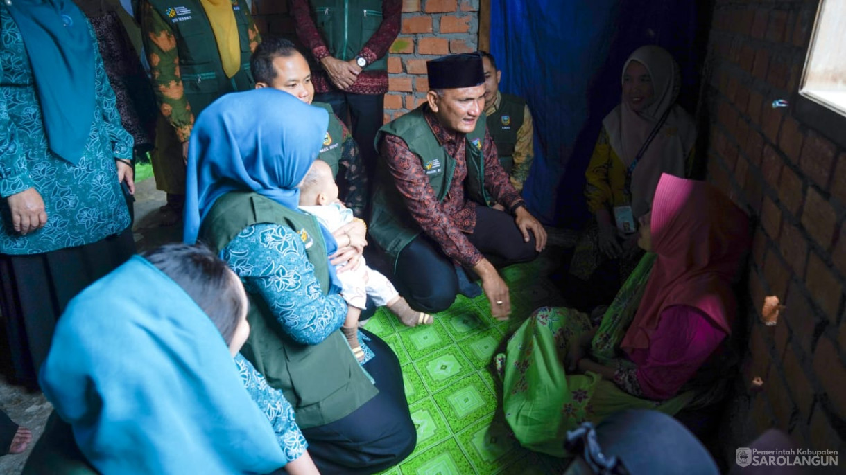 Mengunjungi Rumah Warga Resiko Stunting Sekaligus Memberikan Air Susu dan Menyuap Telur Rebus Kepada Warga yang Beresiko Stunting, Memberikan Bantuan Genting Berbakti Maju