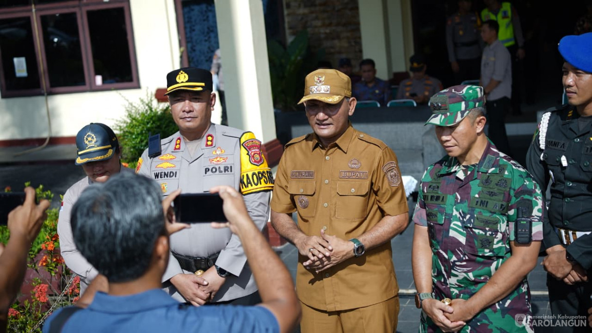 Apel Gelar Pasukan Dalam Rangka Operasi Lilin Tahun 2025 Sekaligus Memberikan Penghargaan dari Bapak Bupati Kepada 4 Pejabat Polres Sarolangun