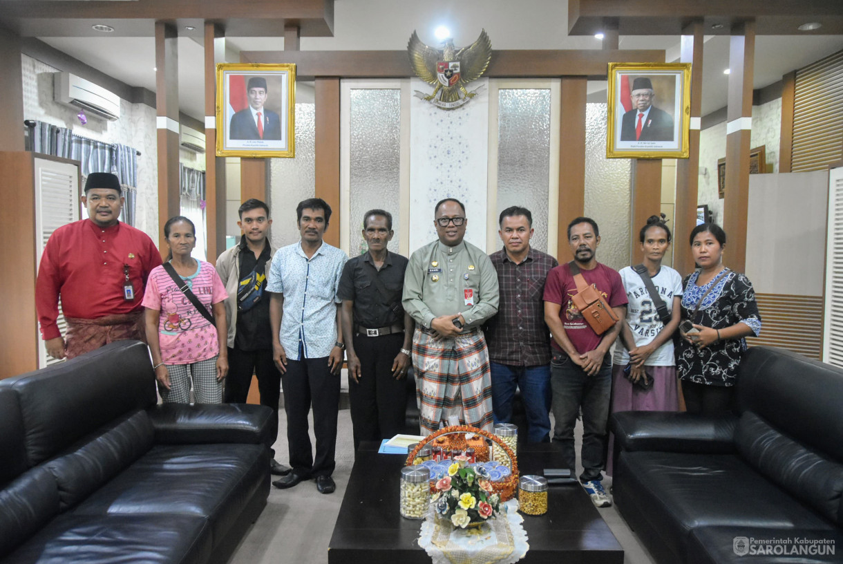 14 Oktober 2024 - Audiensi Dengan Warga Suku Anak Dalam, Bertempat di Ruang Kerja Bupati Sarolangun