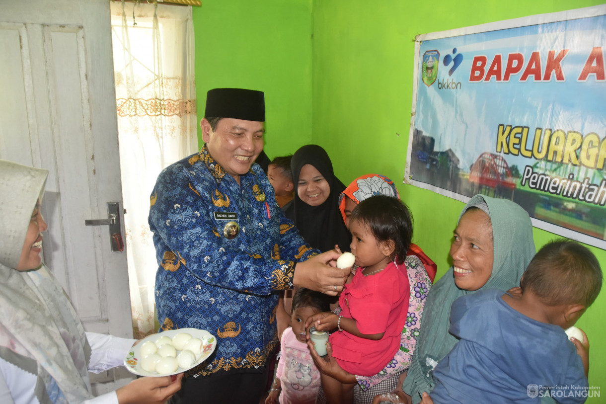 17 April 2024 - Penyerahan Bantuan Untuk Keluarga Berisiko Stunting Dari Bapak Asuh Anak Stunting Di Desa Pekan Gedang, Penyerahan Bantuan Sosial Penanganan Kemiskinan 