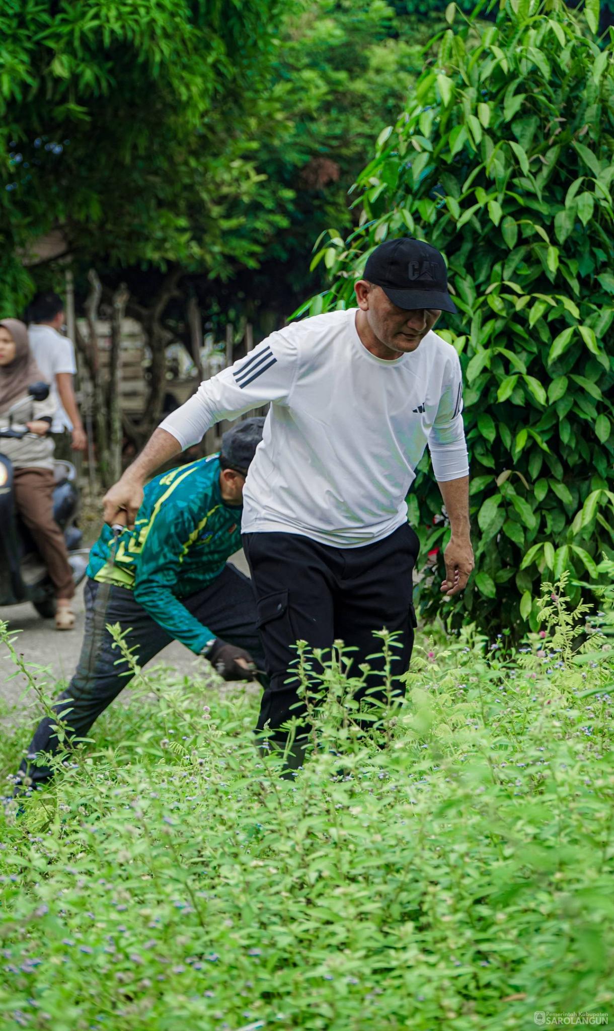 5 Juni 2026 Bupati Sarolangun, Wakil Bupati Sarolangun, Sekretaris Daerah Kabupaten Sarolangun Melaksanakan Gotong Royong Berbakti Maju dari Masjid Jami Attaufiq, Kantor Lurah Gunung Kembang