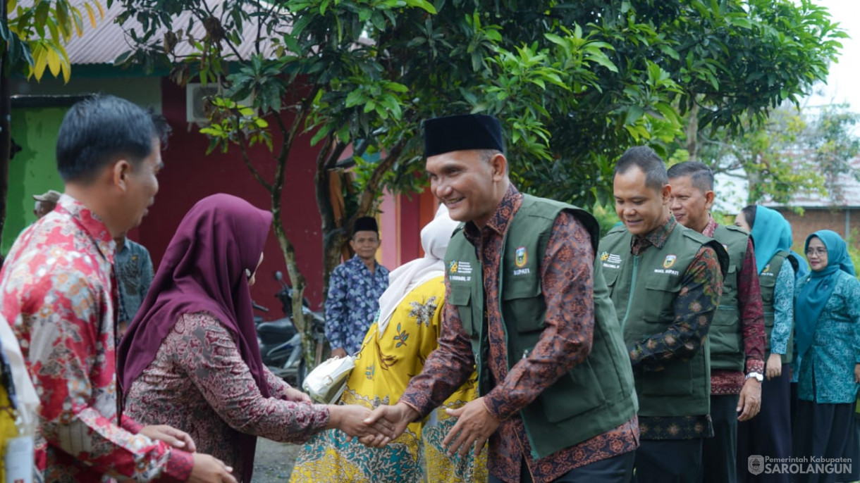 Mengunjungi Rumah Warga Resiko Stunting Sekaligus Memberikan Air Susu dan Menyuap Telur Rebus Kepada Warga yang Beresiko Stunting, Memberikan Bantuan Genting Berbakti Maju