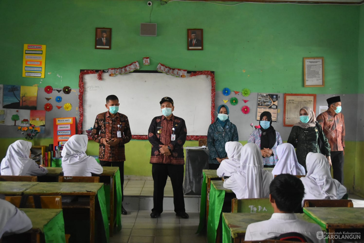 2 Oktober 2023 - Penjabat Bupati Sarolangun Bersama Ibu Ketua TP PKK Melakukan Pembagian Masker Gratis Kepada Siswa SMPN 1 Sarolangun