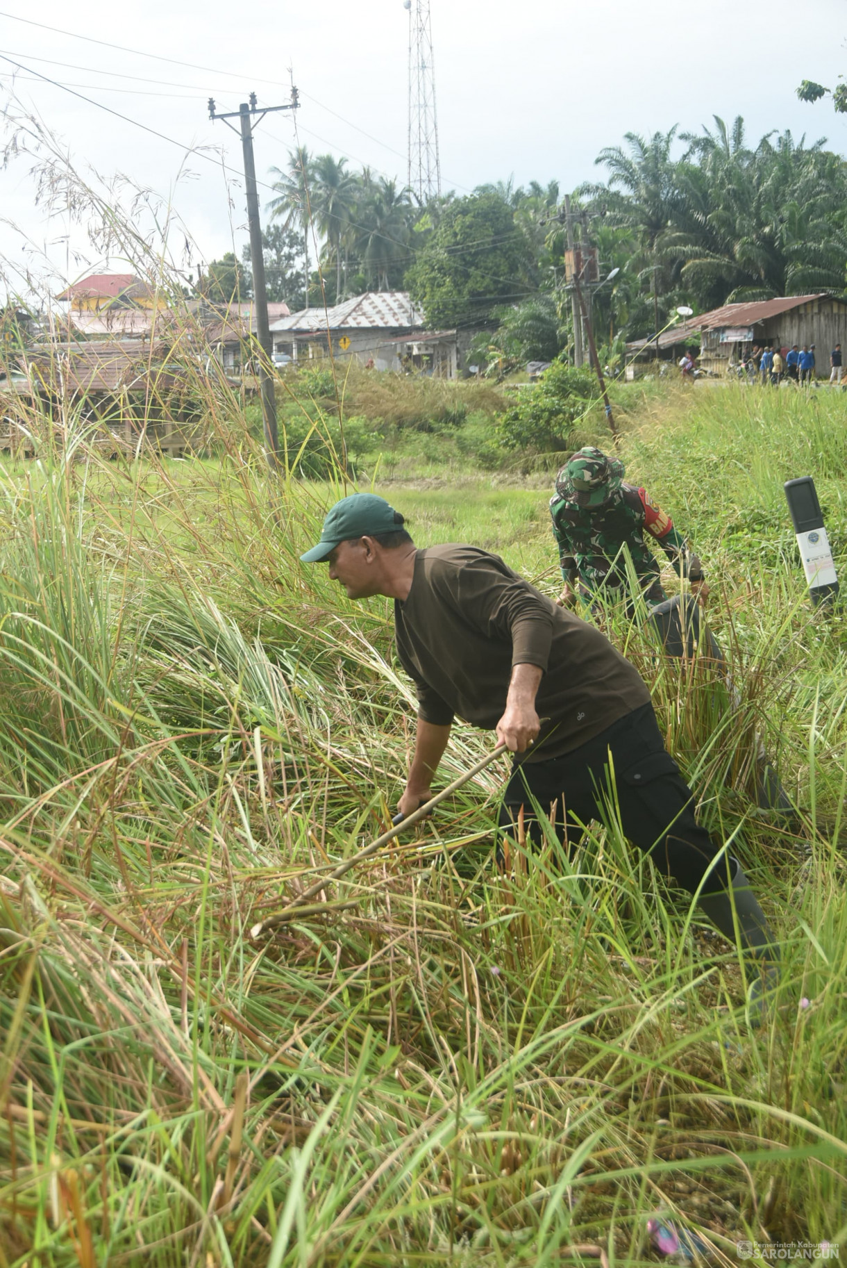 23 Mei 2025 - Bupati Sarolangun ikut Gelar Karya Bakti Bersama Kodim 0420 Sarko