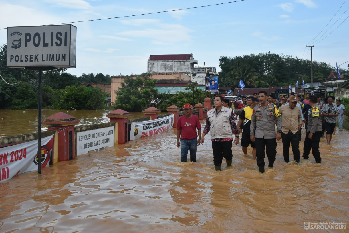 12 Januari 2024 - Meninjau Lokasi Terdampak Banjir Di Desa Pulau Pandan Kecamatan Limun