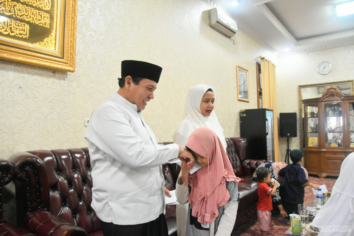 17 Juni 2024 - Makan Siang Bersama Dan Memberikan Santunan Kepada Anak Yatim 20 Orang Di Rumah Dinas Bupati Sarolangun