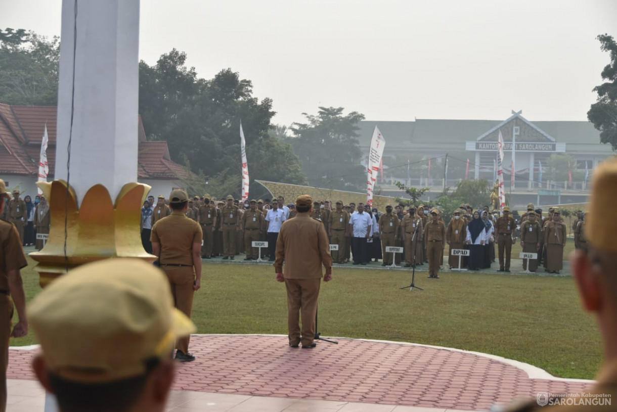 16 Oktober 2023 - Penjabat Bupati Sarolangun Memimpin Apel Gabungan Sekaligus Memberikan Penghargaan Camat Teladan Di Lapangan Gunung Kembang Sarolangun