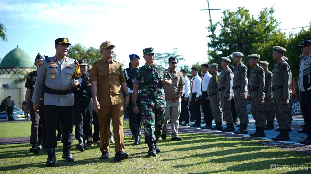 Apel Gelar Pasukan Dalam Rangka Operasi Lilin Tahun 2025 Sekaligus Memberikan Penghargaan dari Bapak Bupati Kepada 4 Pejabat Polres Sarolangun