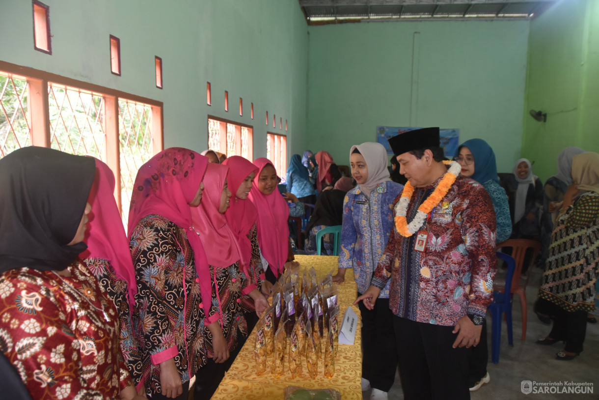 20 Juni 2024 - Penyerahan Bantuan Sembako Untuk Keluarga Miskin Ekstrim Dan Penyerahan Bantuan Makanan Untuk Pencegahan Stunting Di Kantor Desa Jernih Kecamatan Air Hitam