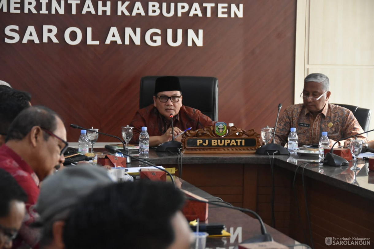 18 Agustus 2023 - Penjabat Bupati Sarolangun Dr. Ir. Bachril Bakri, M.App, Sc Memimpin Rapat Evaluasi Realisasi Anggaran di Ruang Pola Kantor Bupati Sarolangun