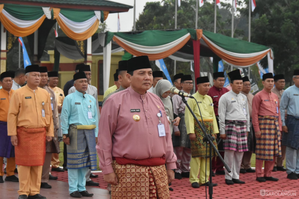 21 Agustus 2023 - Penjabat bupati Sarolangun Dr. Ir. Bachril Bakri, M.App, Sc Memimpin Apel Gabungan, Dilanjutkan Penandatanganan Pasti Integritas ASN dan Penyerahan Hadiah Lomba Peringatan HUT RI ke 78 di Lapangan Gunung Kembang Sarolangun