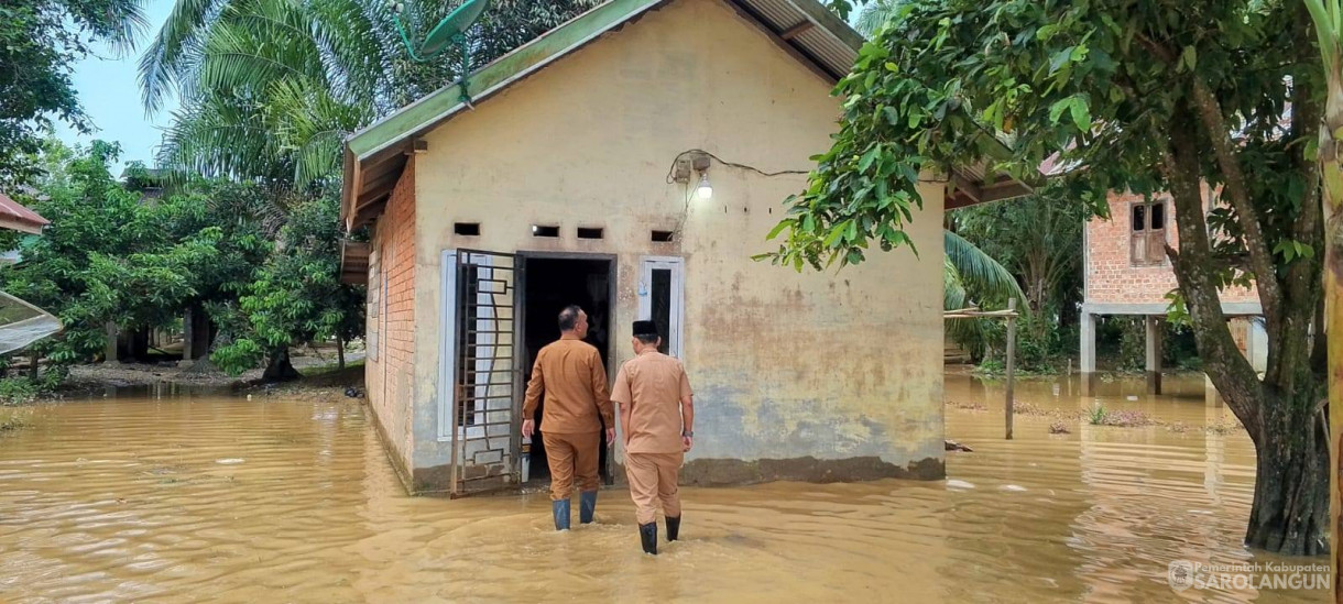 28 April 2026 Bupati Sarolangun, Wakil Bupati Sarolangun, dan Sekretaris Daerah Kabupaten Sarolangun meninjau sejumlah lokasi terdampak banjir sekaligus menyalurkan bantuan kepada masyarakat yang terdampak banjir di wilayah kabupaten sarolangun