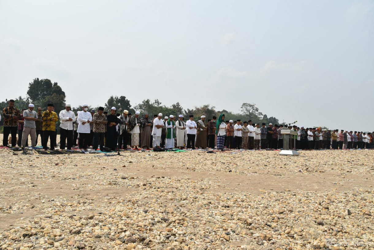 5 Oktober 2023 - Penjabat Bupati Sarolangun Melaksanakan Sholat Istisqo Minta Hujan di Pulau Jembatan Beatrix Sarolangun