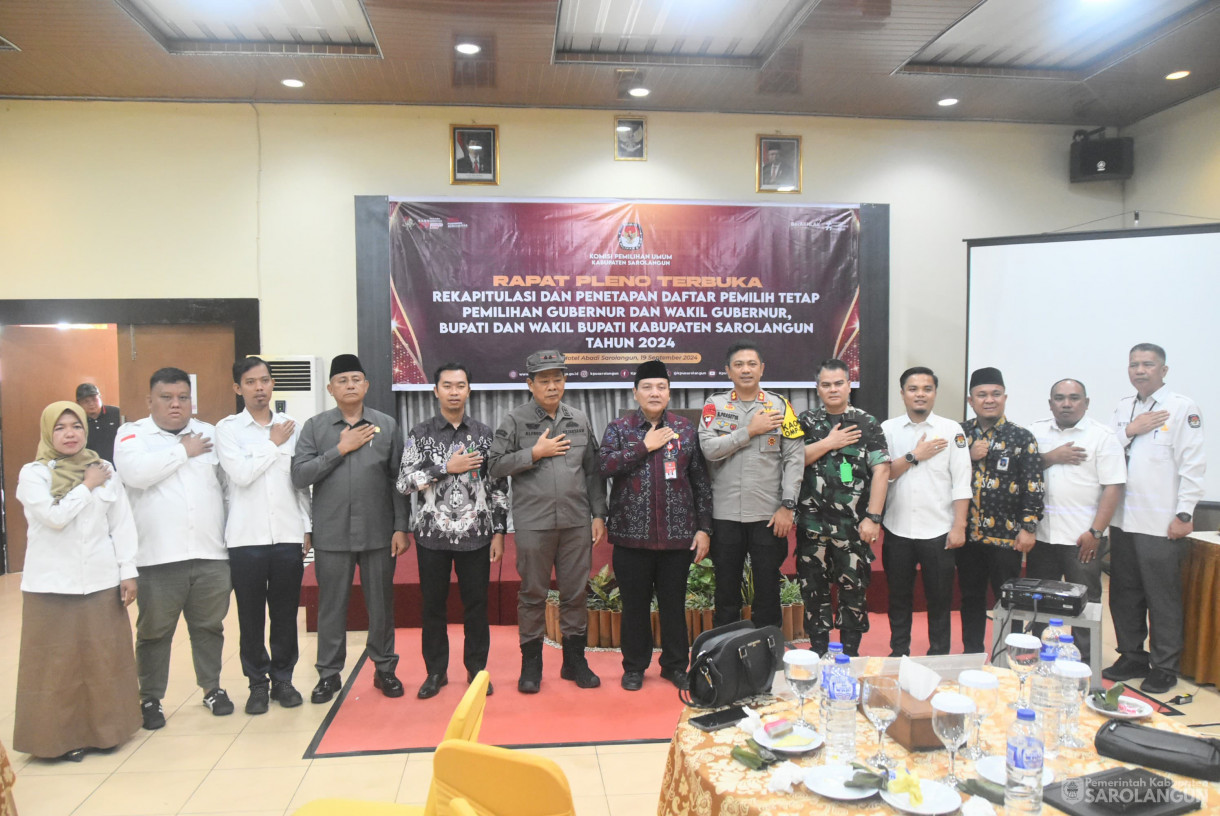 19 September 2024 - Rapat Pleno Terbuka Rekapitulasi Dan Penetapan Daftar Pemilih Tetap Pemilihan Gubernur Dan Wakil Gubernur, Bupati Dan Wakil Bupati Kabupaten Sarolangun, Bertempat di Aula Abadi Hotel Sarolangun