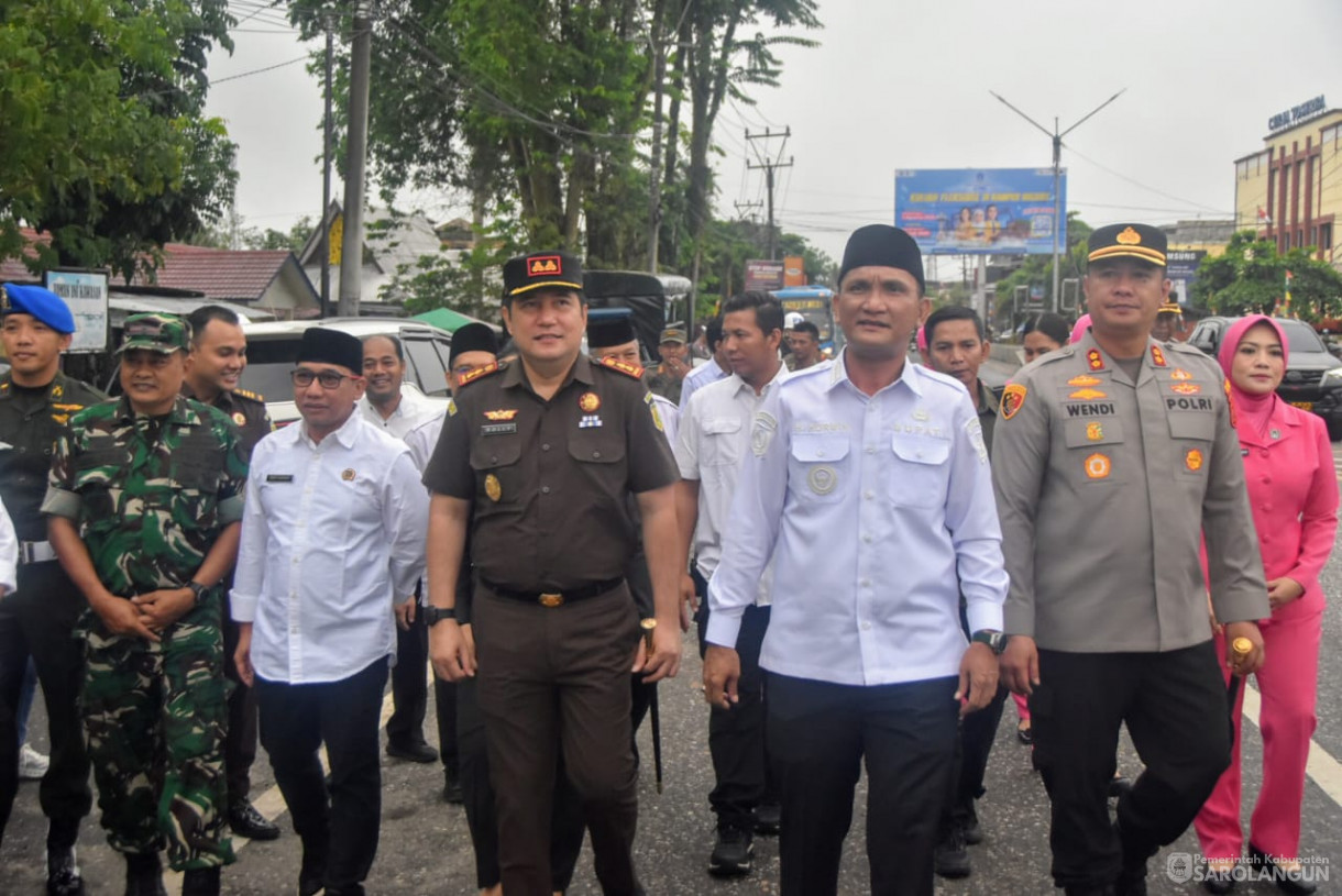 13 Agustus 2025 - Pembagian Bendera Merah Putih Kepada Masyarakat Dalam Rangka HUT RI Ke 80 di Depan Bank Jambi