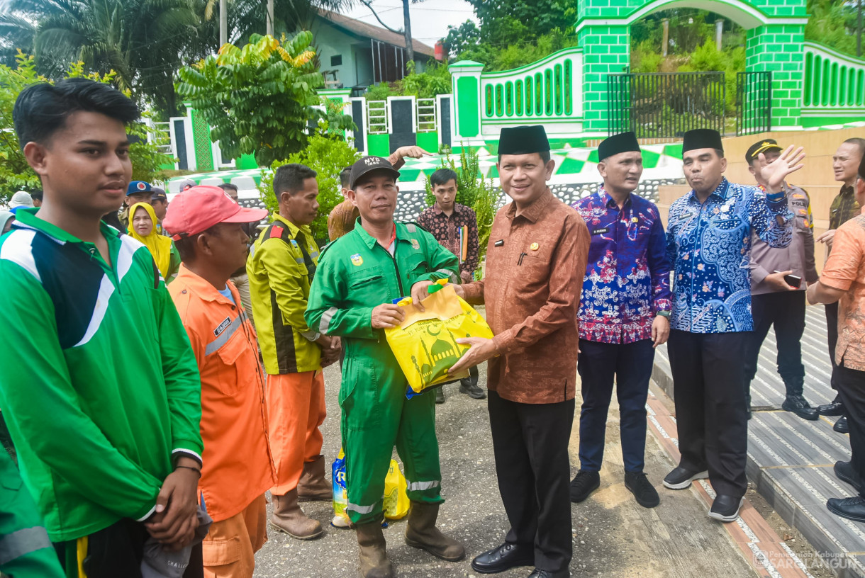 27 Maret 2025 - Pemberian Bantuan Sembako dan Bantuan Baznas dari Bapak Bupati kepada Pekerja Harian Lepas d ilingkup Dinas Lingkungan Hidup Kabupaten Sarolangun di Halaman Masjid Al Falah Sarolangun&nbsp;