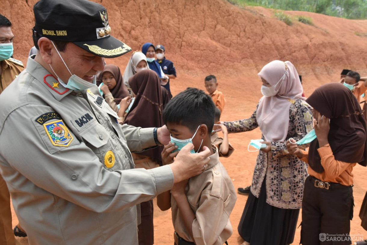 6 Oktober 2023 - Penjabat Bupati Sarolangun Menghadiri Acara Pembagian Masker dan Praktek Cuci Tangan yang Baik Dan Benar di SD 191 Desa Pematang Kabau Kecamatam Air Hitam