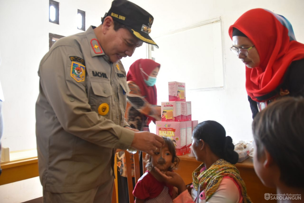 6 Oktober 2023 - Penjabat Bupati Sarolangun Melakukan Peninjauan Kegiatan Pengobatan, Posyandu, Dan Pemberian PMT di Kampung Madani SAD Desa Lubuk Jering Kecamatan Air Hitam