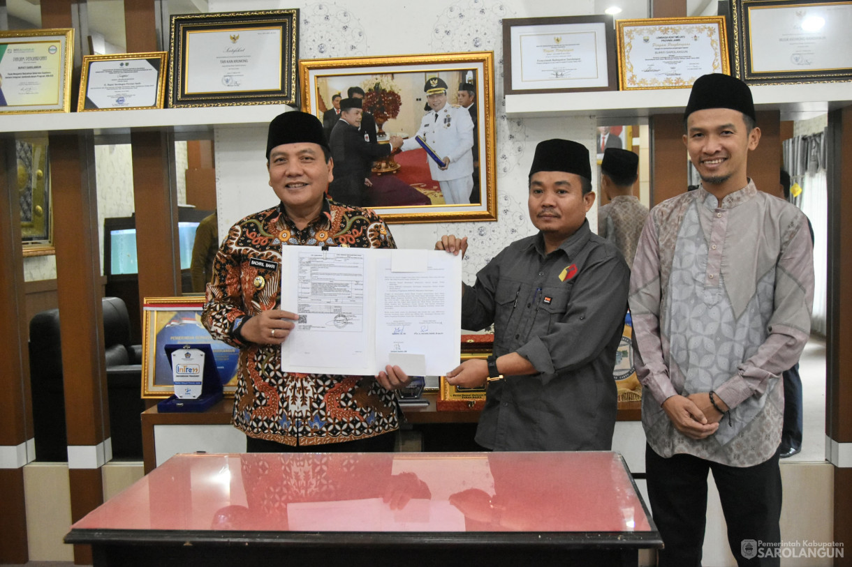 29 Desember 2023 - Penyerahan Dana Hibah Penyelanggaran Pemilihan Bupati dan Wakil Bupati Sarolangun Tahun 2024 Kepada Bawaslu Di Ruang Kerja Bupati Sarolangun