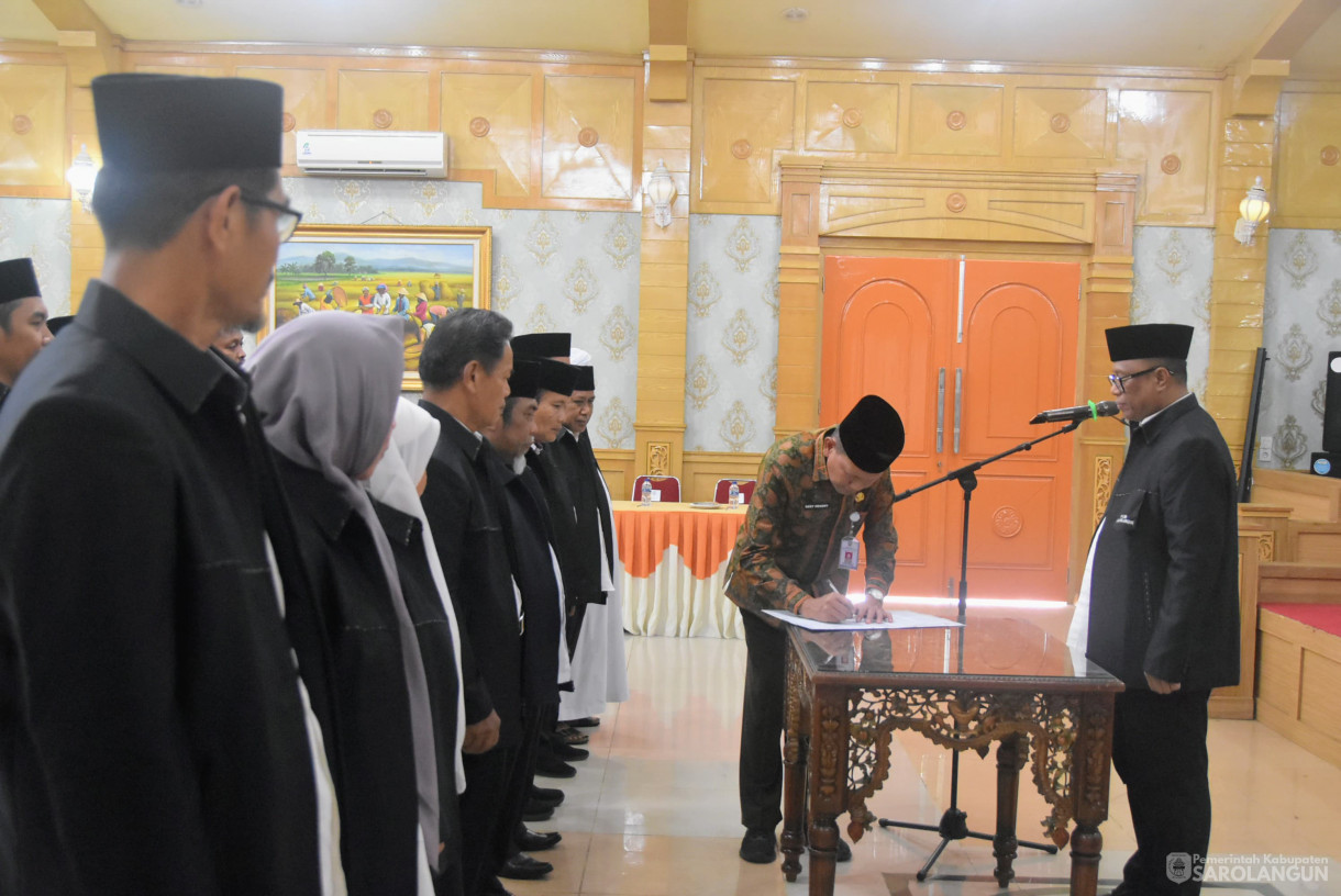 3 Oktober 2024 - Pengukuhan Pengurus Forum Kerukunan Umat Beragama di Ruang Aula Utama Kantor Bupati Sarolangun