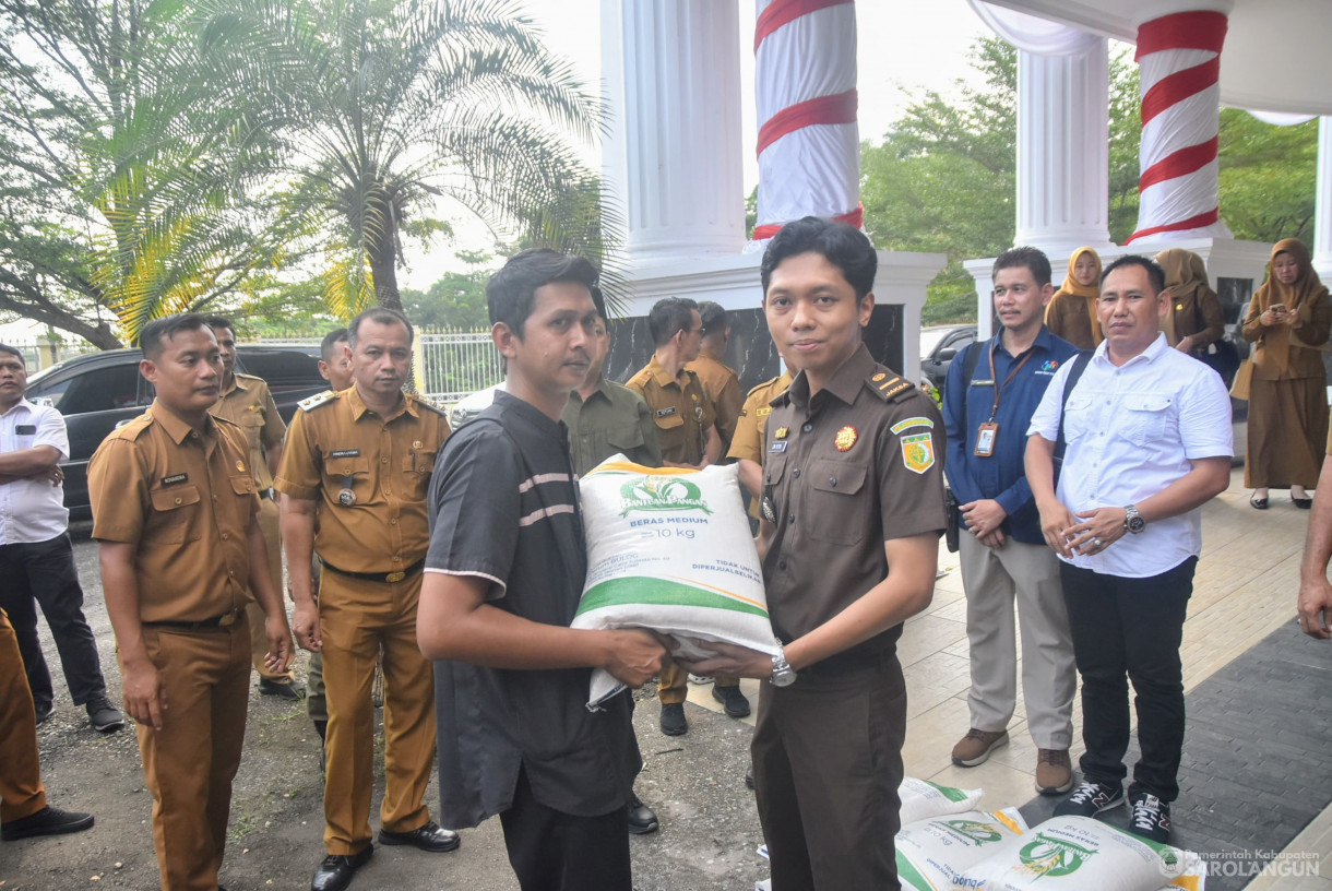28 Juli 2025 - Launching Penyaluran Cadangan Beras Pemerintah Untuk Bantuan Pangan di Halaman Kantor Bupati Sarolangun