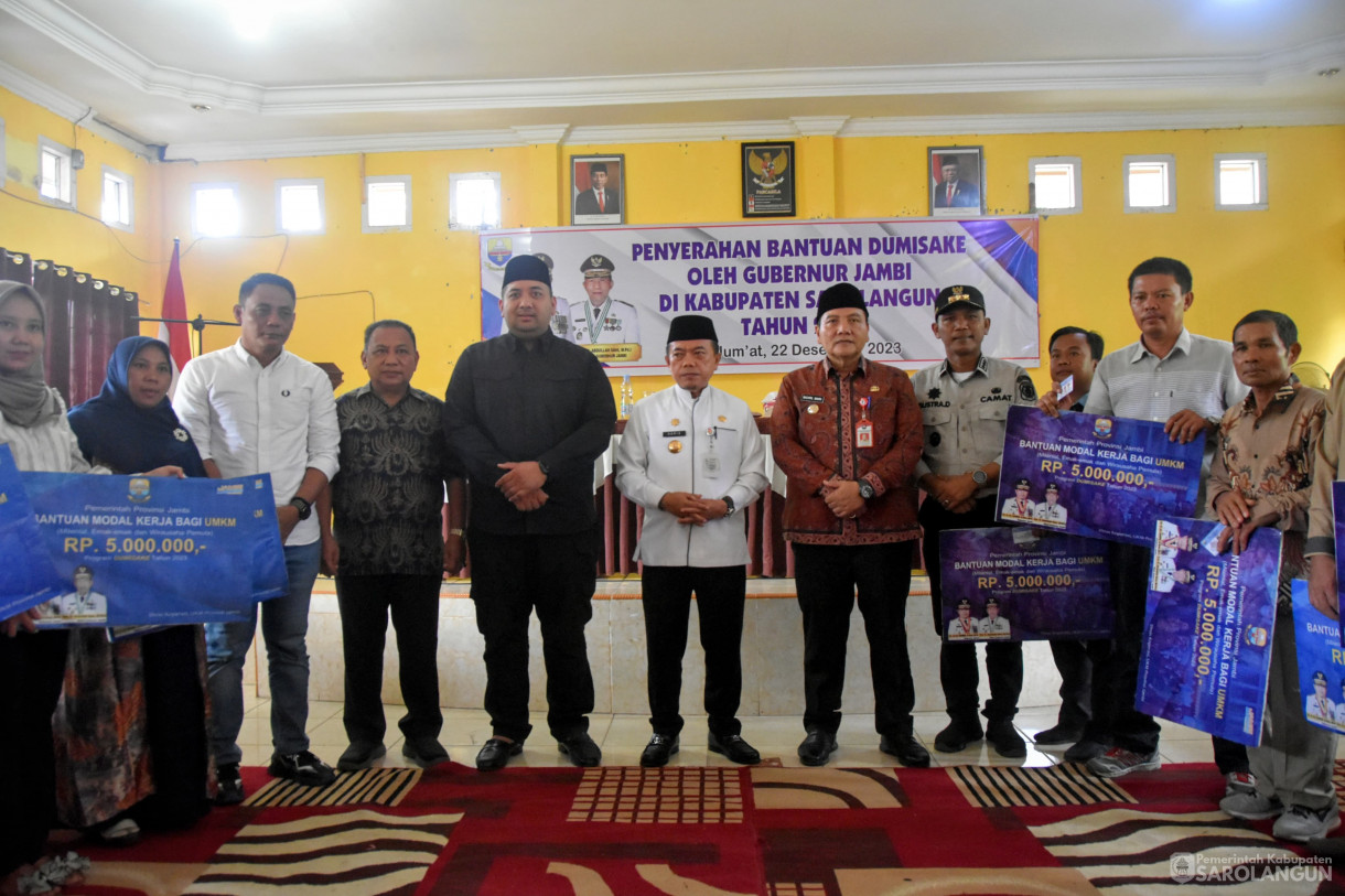 22 Desember 2023 – Penyerahan Bantuan Dumisake Oleh Gubernur Jambi Di Kabupaten Sarolangun Tahun 2023 Di Kantor Camat Sarolangun