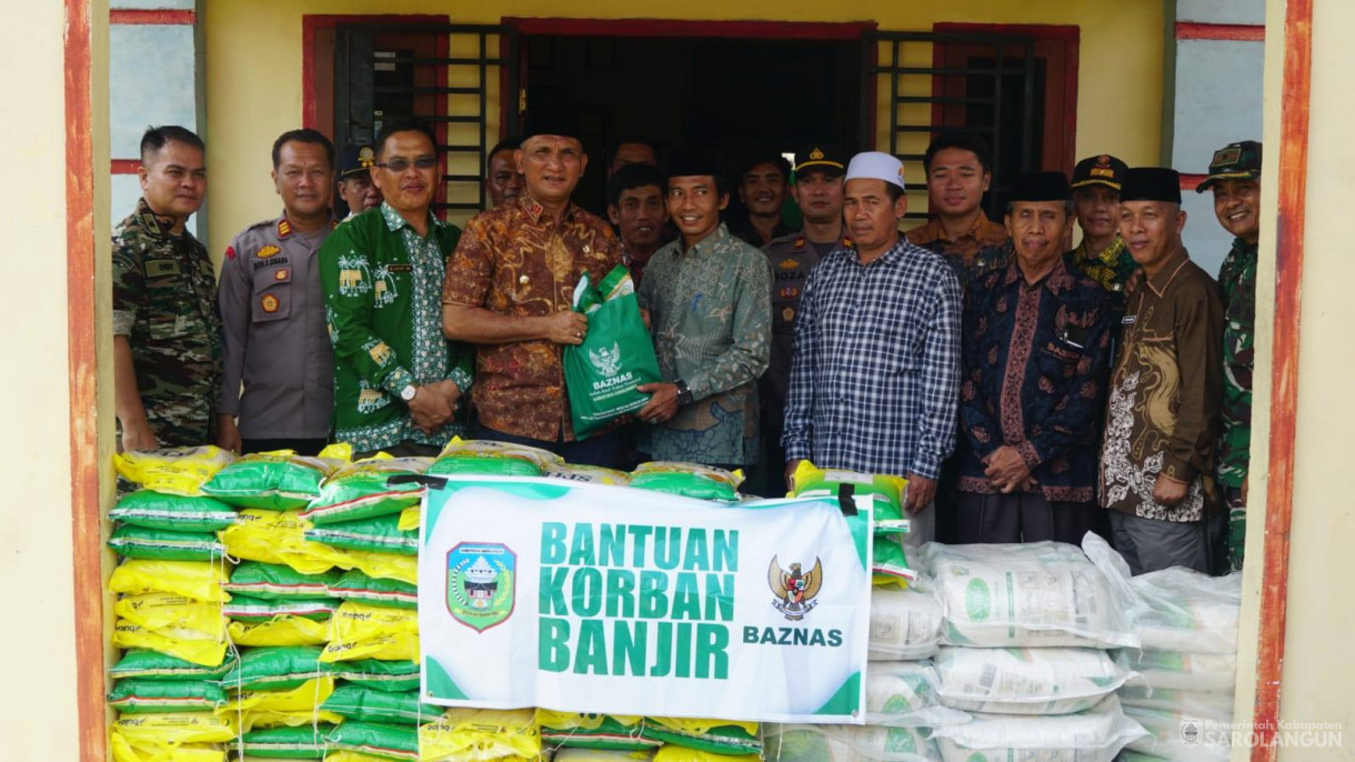 30 April 2026 Bupati Sarolangun Menyerahkan Bantuan Kepada Masyarakat Terdampak Banjir di Desa Lidung, Ladang Panjang, Bernai Dalam