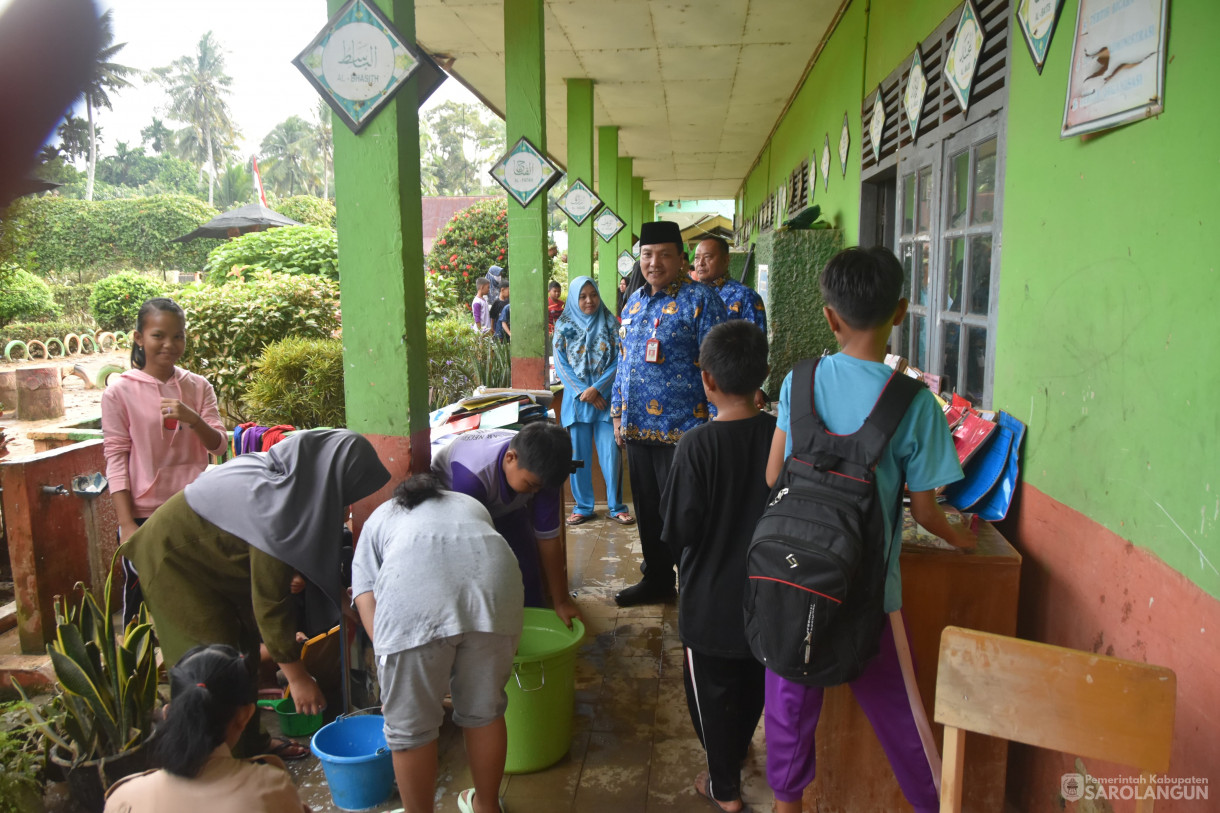 17 Januari 2024 - Meninjau Kondisi Sekolah Pasca Banjir Di Kecamatan Sarolangun