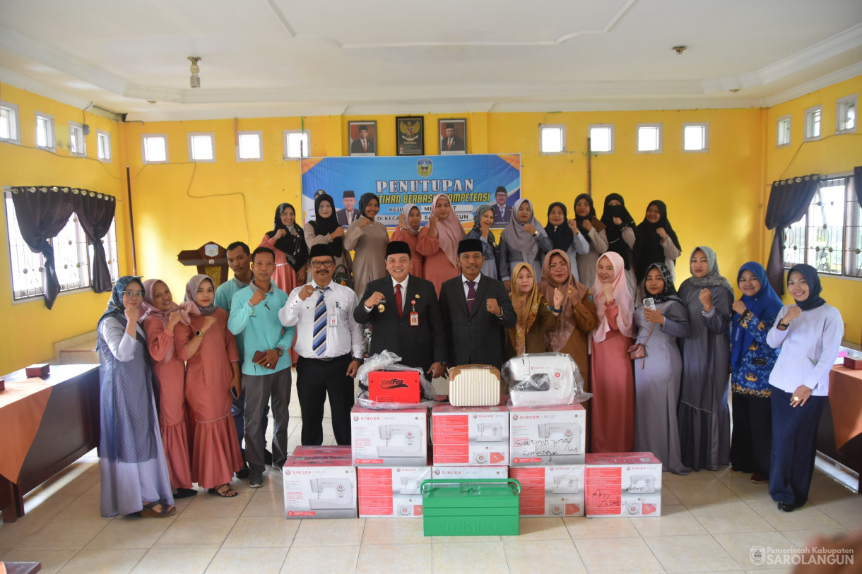 19 Desember 2023 - Penutupan Pelatihan Berbasis Kompetensi Kejuruan Menjahit Di Kantor Camat Sarolangun