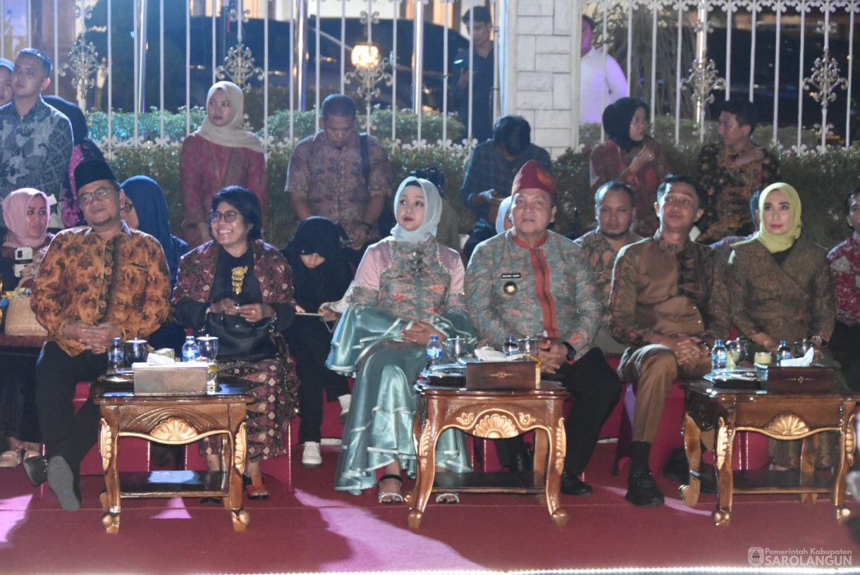 25 Oktober 2023 - Penjabat Bupati Sarolangun Turut Serta Pada Acara Fashion Show Batik Jambi Di Rumah Dinas Gubernur Jambi