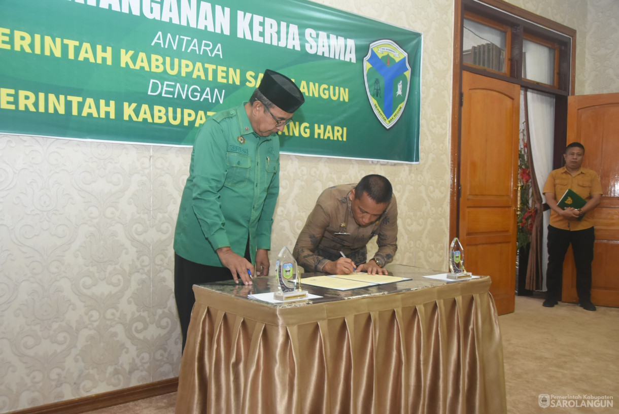 8 Agustu 2025 - Penandatanganan Kerjasama Antara Pemerintah Kabupaten Sarolangun dengan Pemerintah Kabupaten Batanghari di Rumah Dinas Bupati Sarolangun